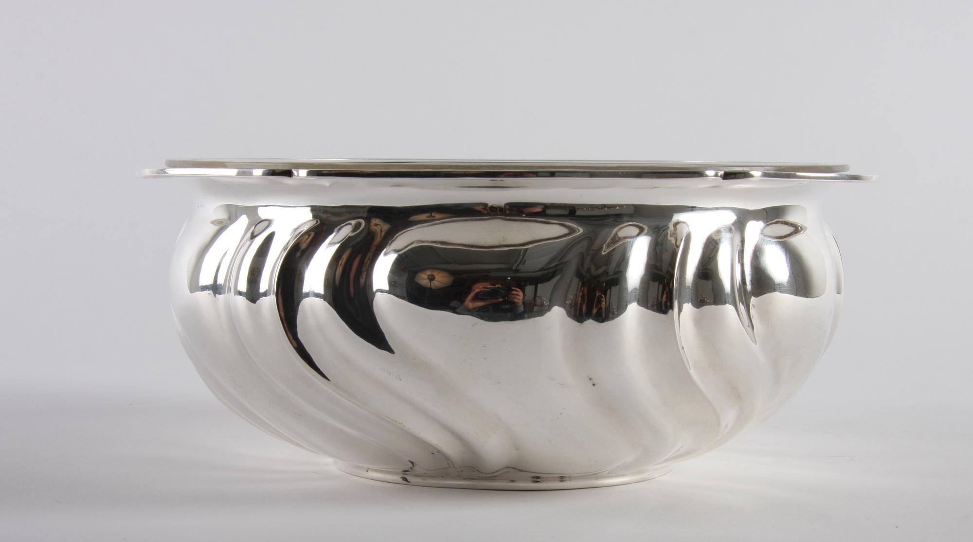 SKÅL med glasinsats, silver, rokokostil, importstämplar.