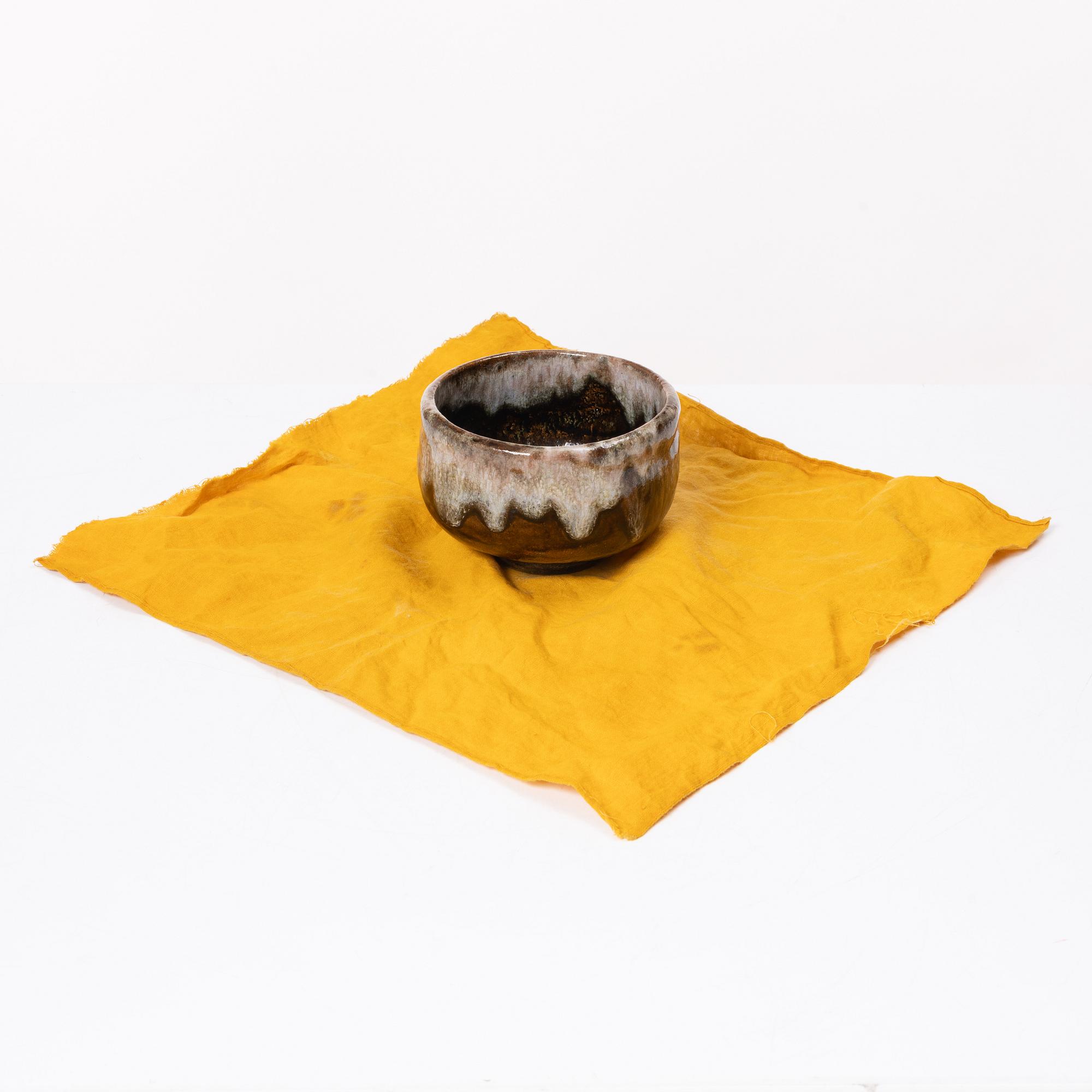 Teskål, 'Chawan' 茶碗, raku-keramik, s.k. 'ohhi ware', Japan, med signerad tomobako 共箱.