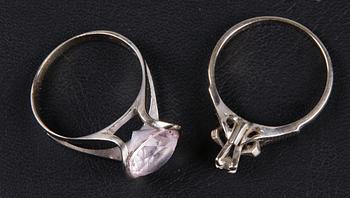 RINGAR, 2 st, vitguld 18K varav en med diamant, totalvikt 6,9.