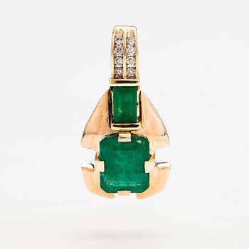 A 14K gold pendant with emeralds and diamonds ca. 0.09 ct in total.