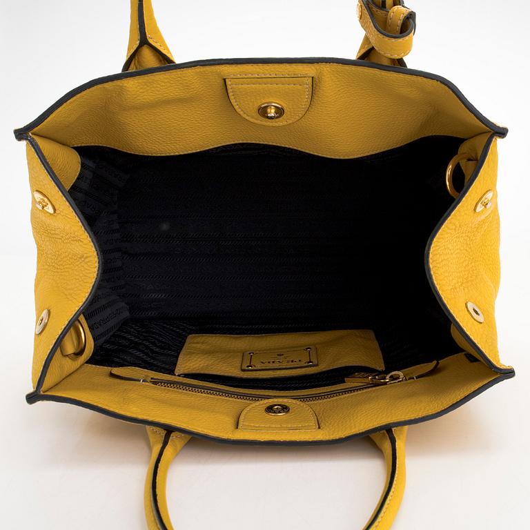 Prada, a 'Vitello Daino Tote' bag.