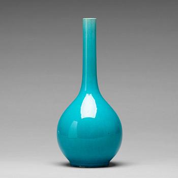 A turquoise glazed vase, Qing dynasty (1644-1912).