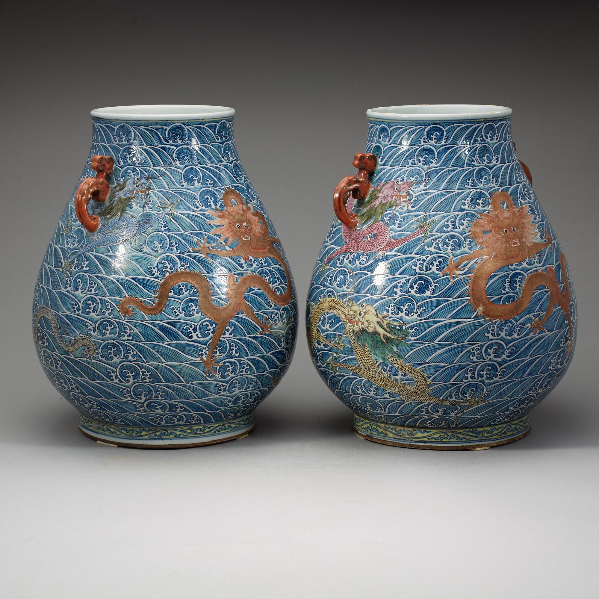 PRAKTURNOR, ett par, porslin. Troligen sen Qingdynasti med Yongzhengs märke.