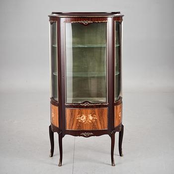 VITRINSKÅP, rokokostil, 1900-talets andra hälft.