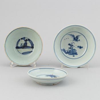 Two blue and white bowls and dish, Ming dynasty.