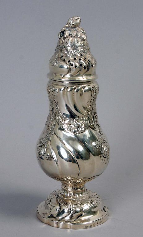 SOCKERSTRÖARE, silver, 830/1000 med importstämplar. Rokokostil.