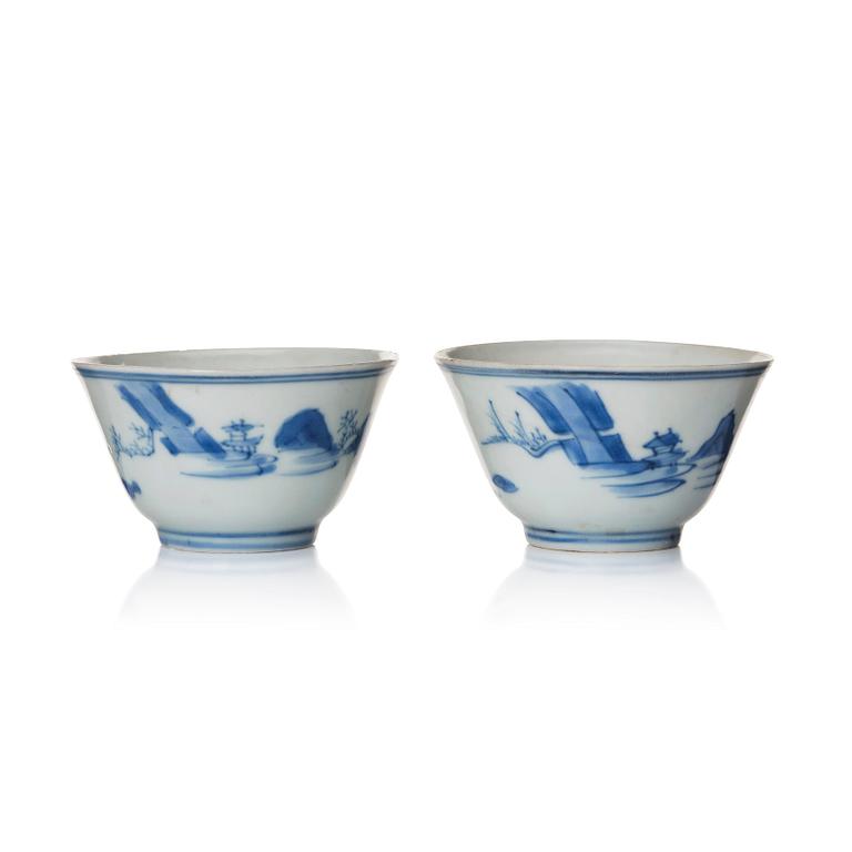 Koppar, två stycken, porslin. Ming dynastin, Transition/Chongzhen (1628-44).