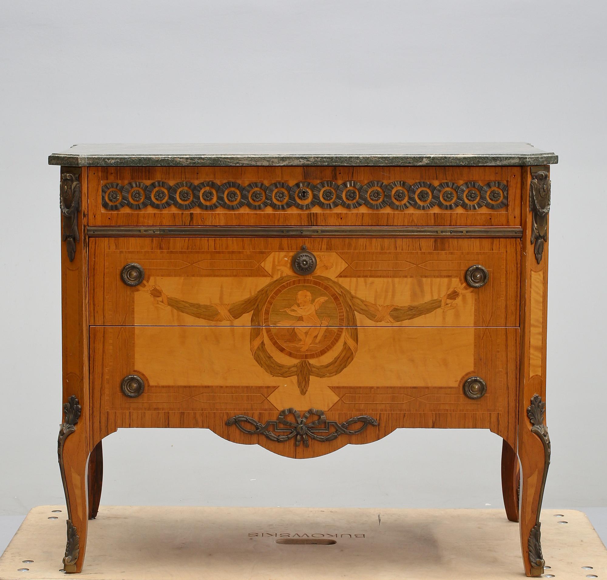 BYRÅ, gustaviansk stil, omkring 1900-talets mitt.