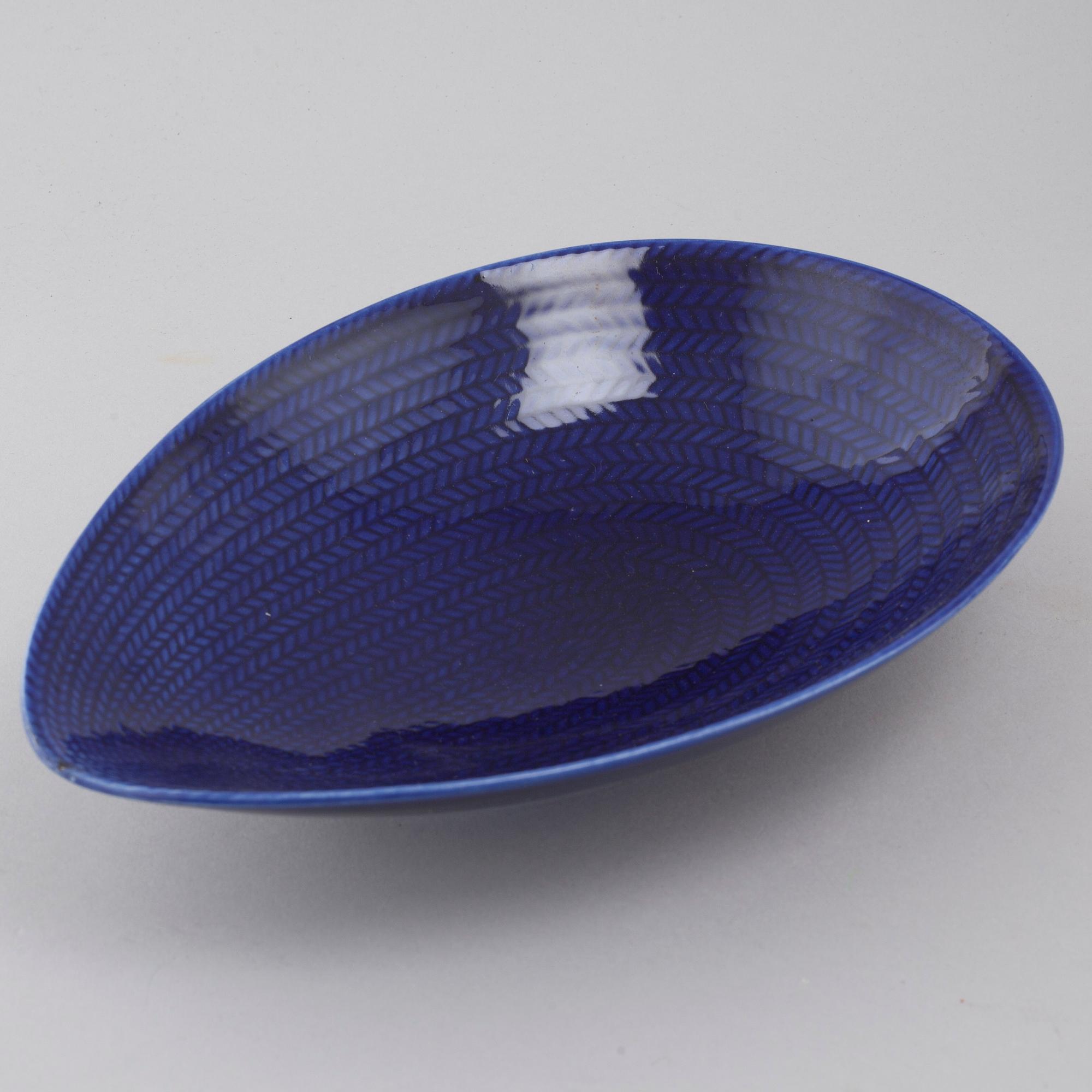 34 pieces of porcelain tableware by Hertha Bengtson for Rörstrand, model "Blå eld", second half of the 20th century.