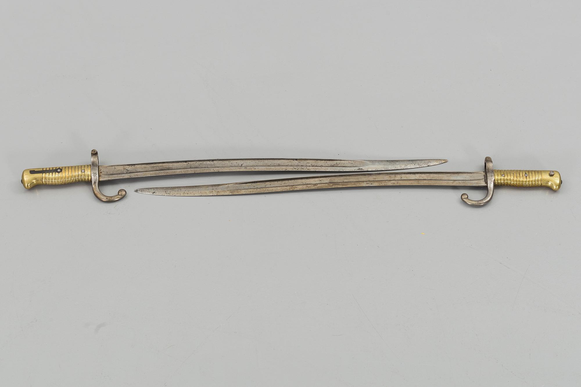 SABELBAJONETTER, två stycken snarlika, troligen Frankrike, 1800-talets andra hälft.