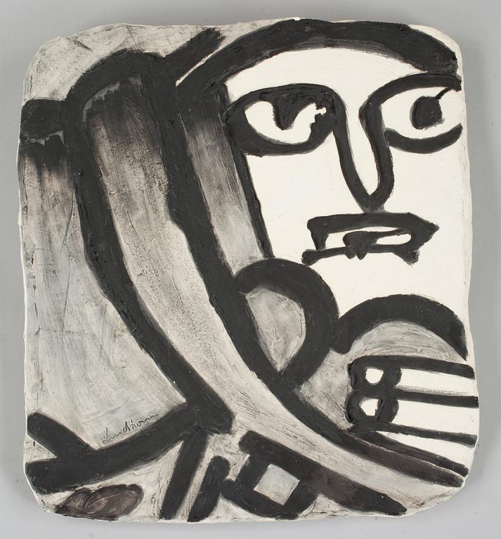 BENGT LINDSTRÖM, bemålad keramikrelief. Signerad Lindström. Numrerad 5/12.