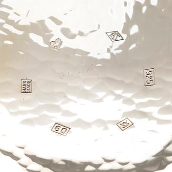 A. Tillander, skål, sterlingsilver och emalj. Helsingfors 2005.