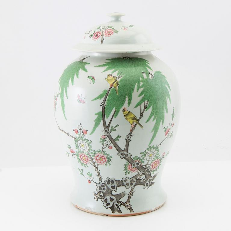 A Chinese jar with cover, second half of the 20th century.