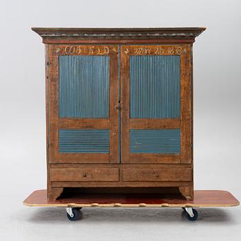Skåp, allmoge, daterat 1818.