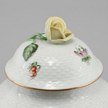 LOCKURNA, porslin, Herend, Ungern, 1900-talets andra hälft.