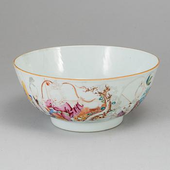 A famille rose mandarin bowl, Qing dynasty, Qianlong (1736-95).