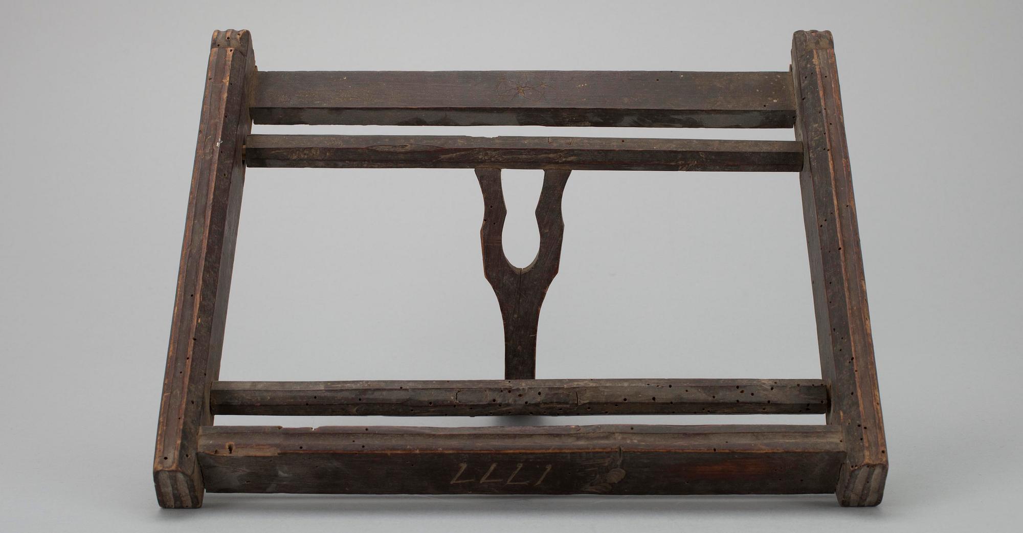 BOKSTÄLL, allmoge, daterad 1777.