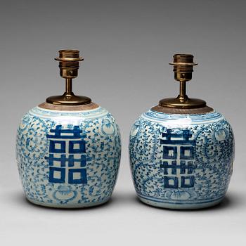 211. Two blue and white jars, Qing dynasty, 19th century.