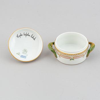 Royal Copenhagen, koppar med fat, ett par, samt sockerskål, porslin. "Flora Danica", 1900-tal.