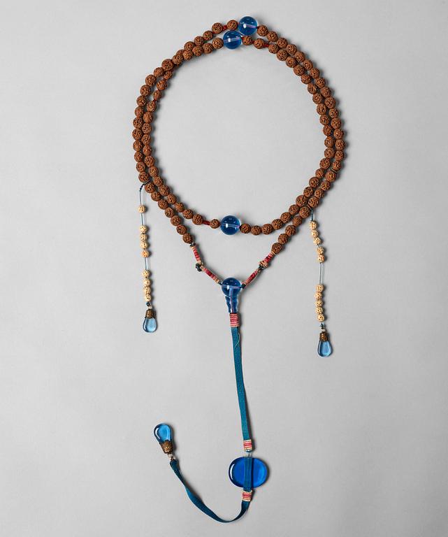 A ceremonial necklace, Qing dynasty, 19th century.