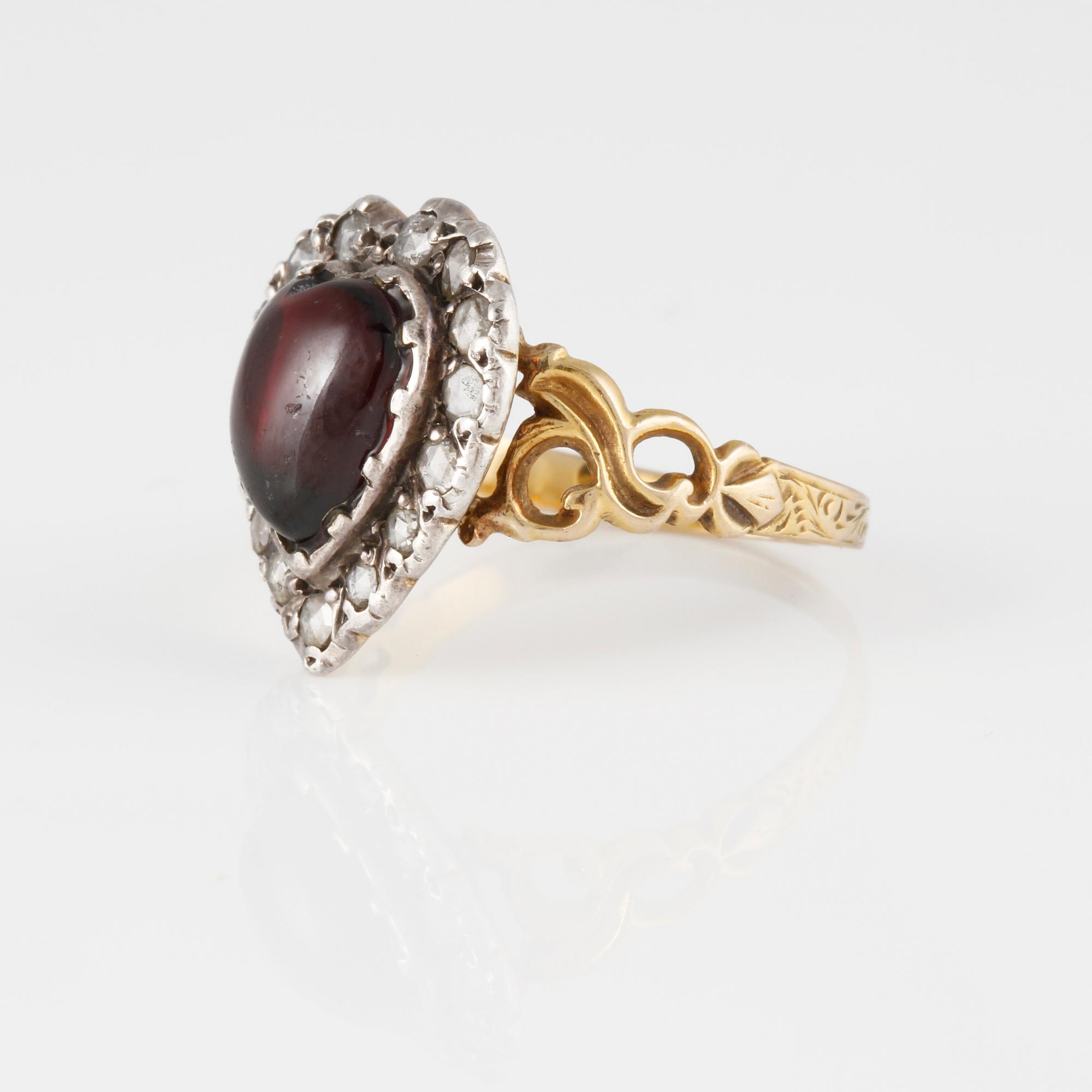 RING, 18K guld samt silver med slipad granat samt rosenslipade diamanter. Vikt 4,2 gram.