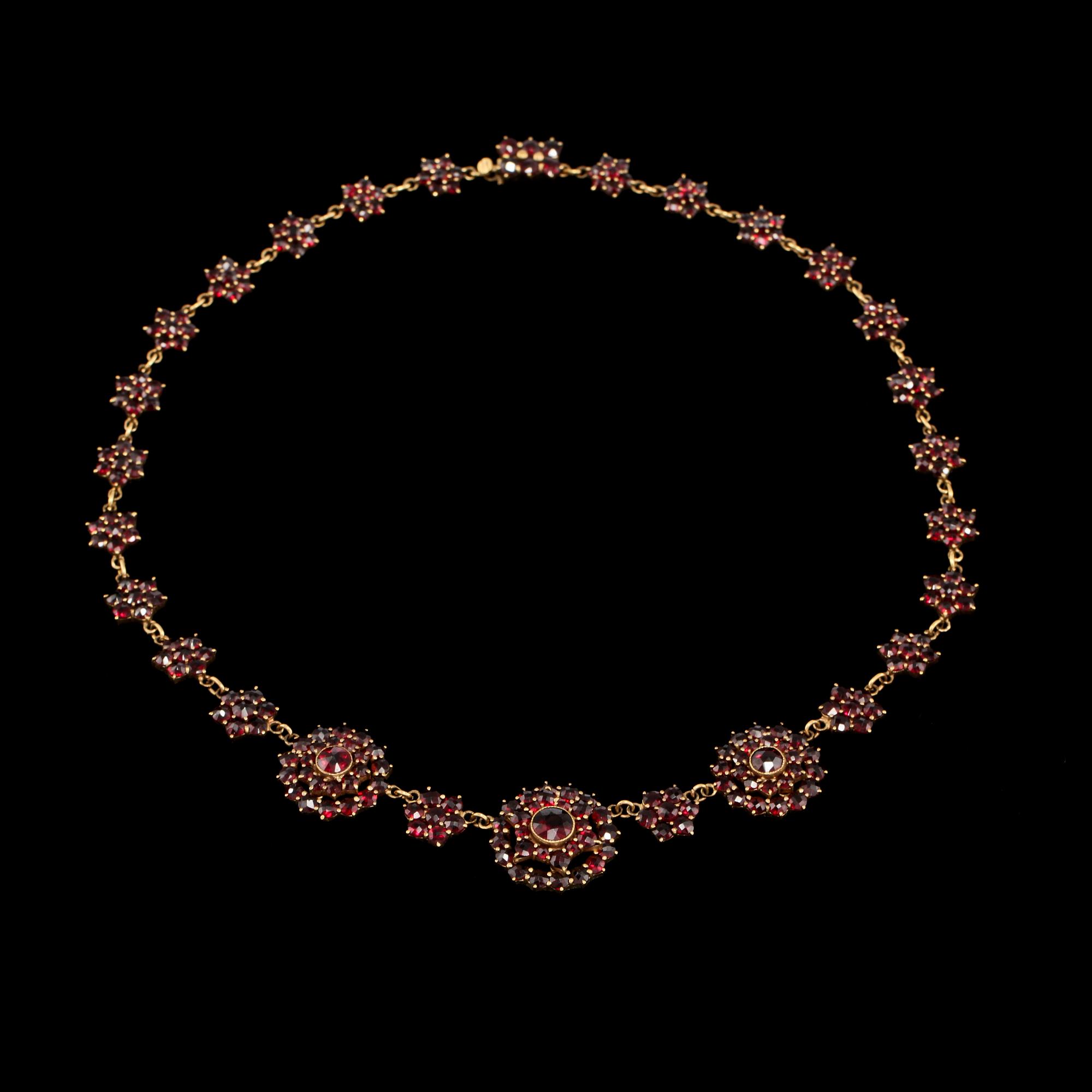 COLLIER, förgyllt silver med fasettslipade granater, 1900-tal.