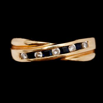 RING, 18 k guld, med 5 små briljanter och 4 safirer. Vikt ca 3 g.