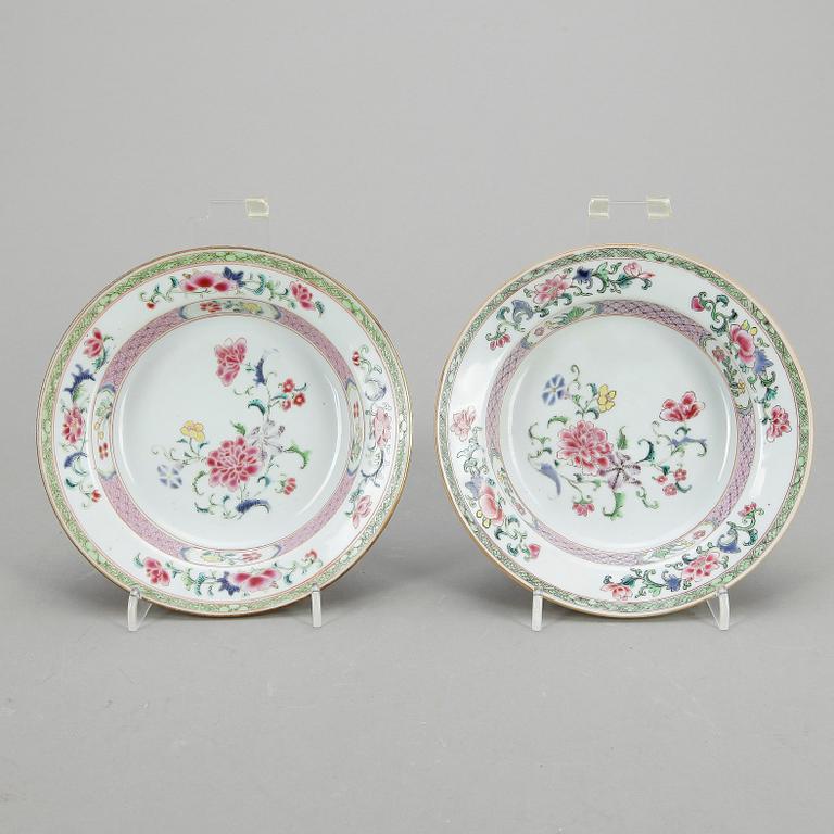 BÄRTALLRIKAR, ett par. Qing dynastin. 1700-tal.