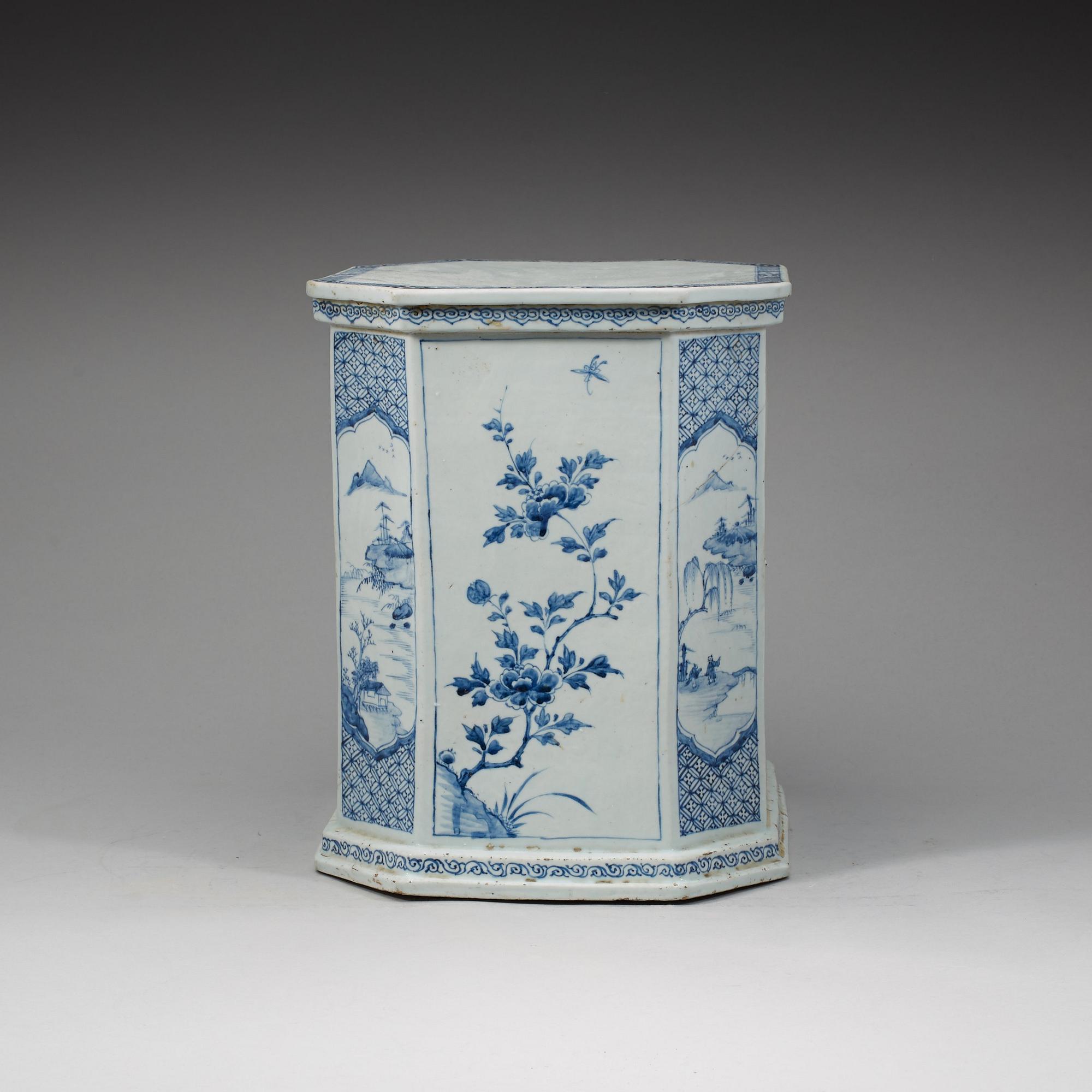 A rare large blue and white plinth/garden seat, Qing dynasty, Kangxi (1662-1722).