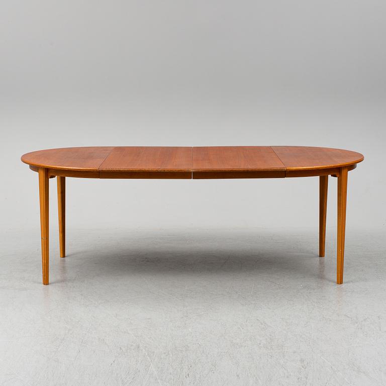 A mid 20th century dining table, 2 leaves included.