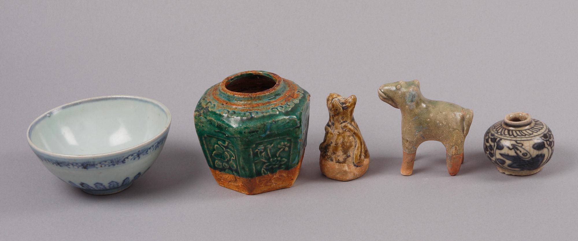 PARTI KINESISKT, 5 delar, porslin resp lergods, bla Mingstil.