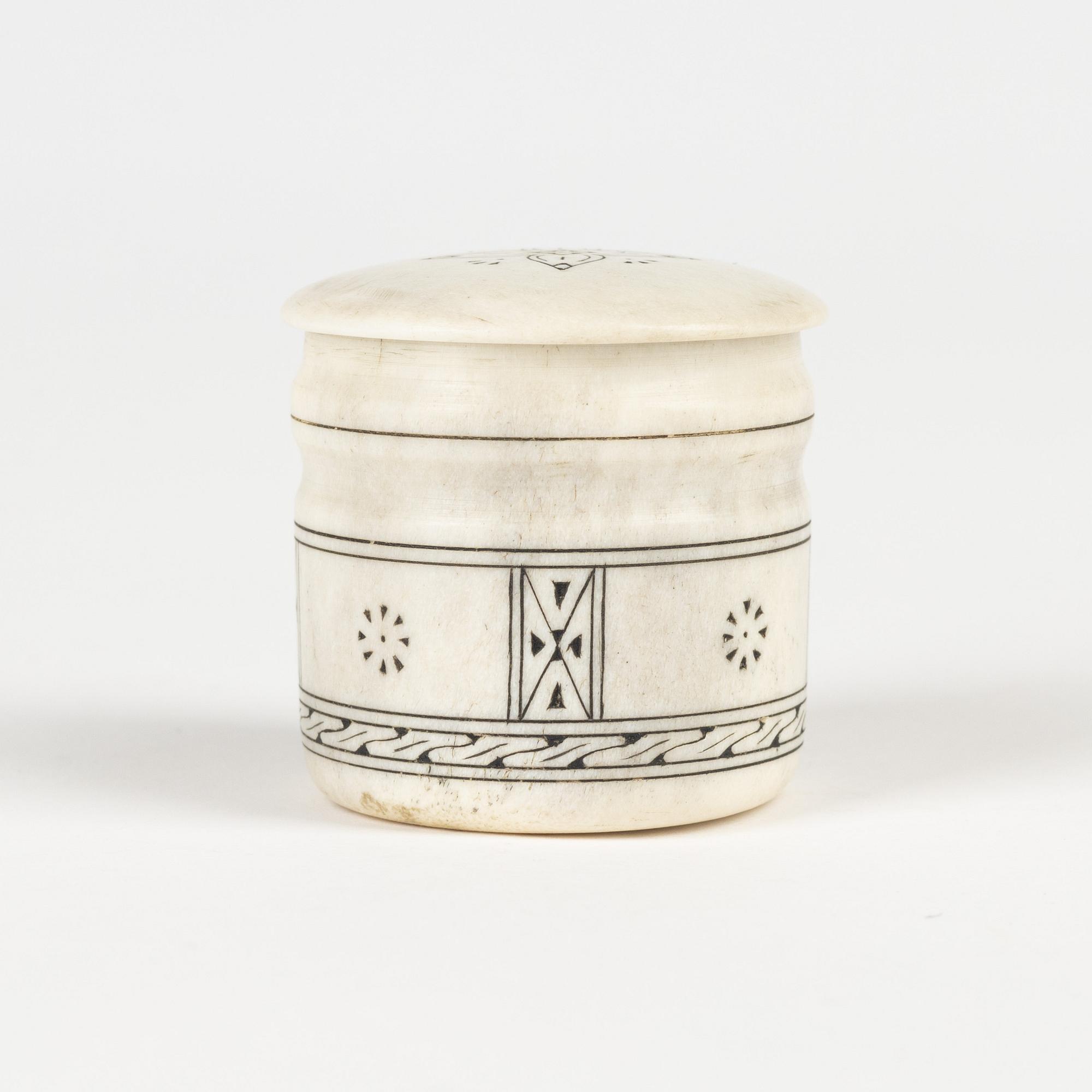 A small horn box with lid by Thomas Marainen, signed.