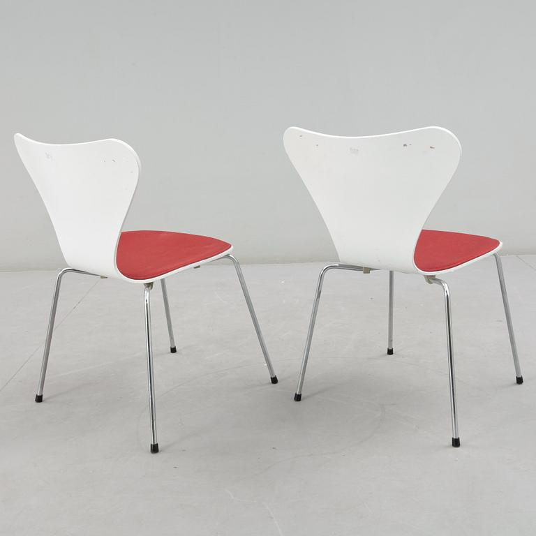 STOLAR, ett par, "Sjuan", Arne Jacobsen för Fritz Hansen, 1984.