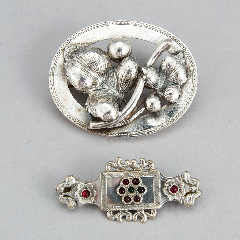 BROSCHER, silver, 2 st, C Thulin, Landskrona, 1844 samt LG Landgren, Enköping, 1867. Tot vikt 13 gram.