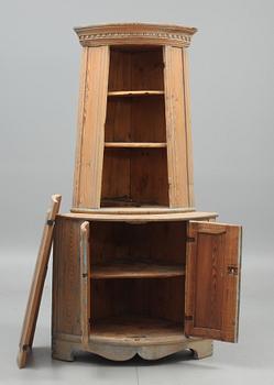 HÖRNSKÅP, allmoge. 1800-tal.