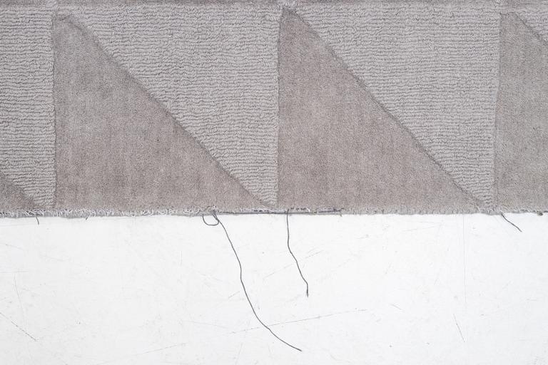 Carpet. Layered, approx. 400 x 300 cm.