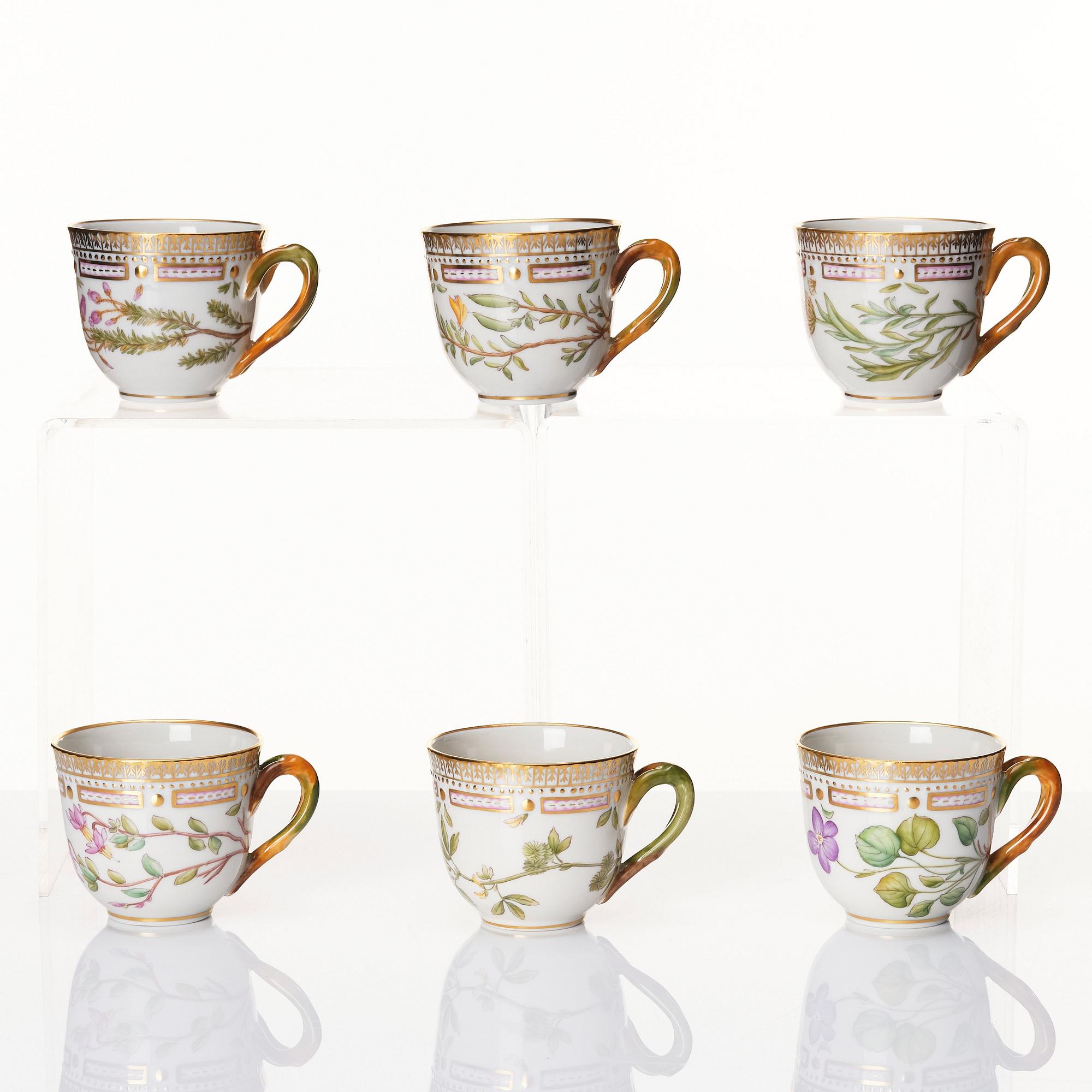 Koppar med fat, nio stycken, porslin. Royal Copenhagen, "Flora Danica", Danmark, 1900-tal.