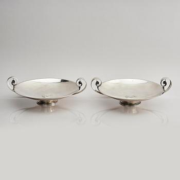Two sterling silver bowls with handles, Atelier Borgila, designed by Erik Fleming, Stockholm 1930.