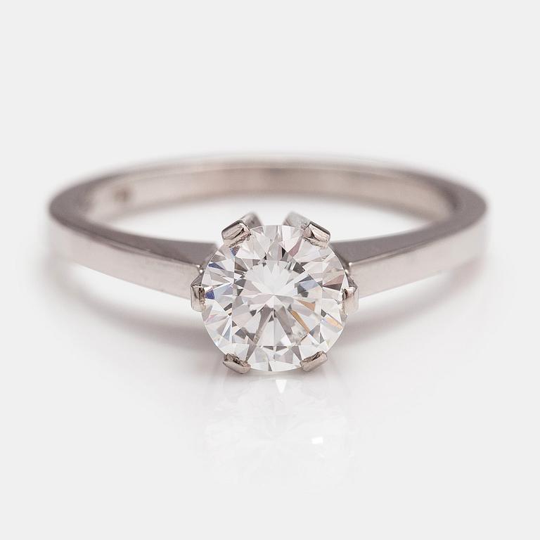A Tillander, Ring, 18K vitguld, briljantslipad diamant ca 1.03 ct. Helsingfors 1974.