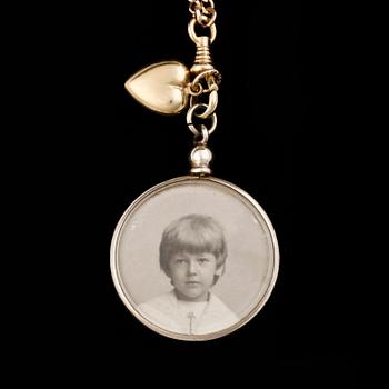 GULDKEDJA, 14 K, med vidhängande fotografier. vikt 27 gram.