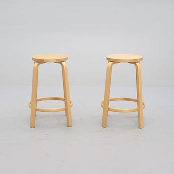 BARPALLAR, ett par, "modell 64", Alvar Aalto, Artek, 2005.