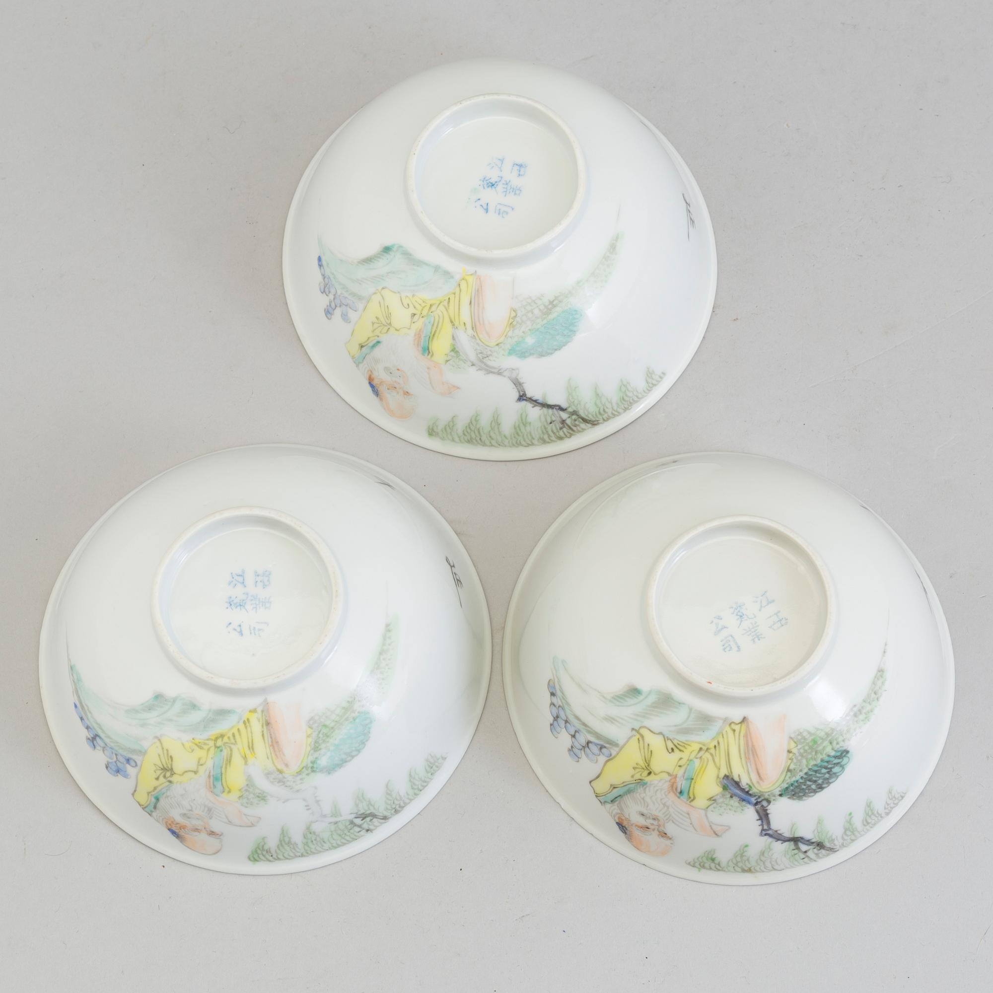 Three Chinese famille rose porcelain bowls, early 20th century.