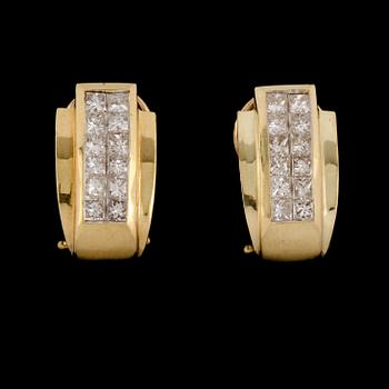 ÖRHÄNGEN, ett par, 18k guld med 24 prinsesslipade diamanter, totalt 1.20 ct. Vikt 7 g.