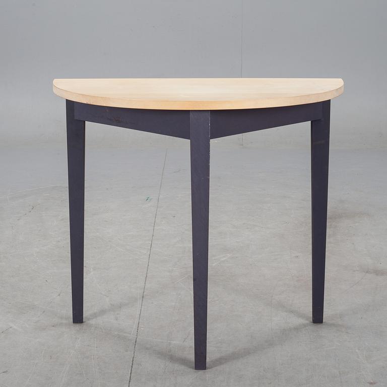 HALVMÅNEBORD, Norrgavel. 1900/2000-tal.