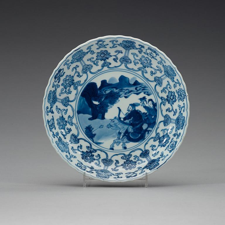 A set of five blue and white lotus shaped dishes, Qing dynasty Kangxi (1662-1723), with Chenghuas six characters mark.