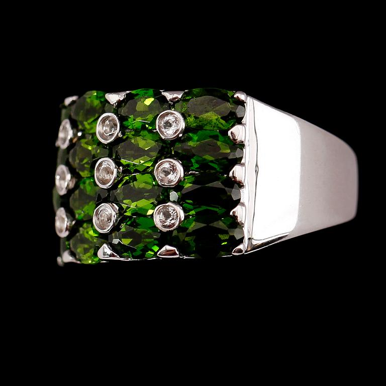 RING, sterlingsilver, vita topaser tot ca 0.19 ct, gröna stenar tot ca 3.60 ct.