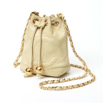 319. A 1980s cream colored shoulder bag by Chanel.