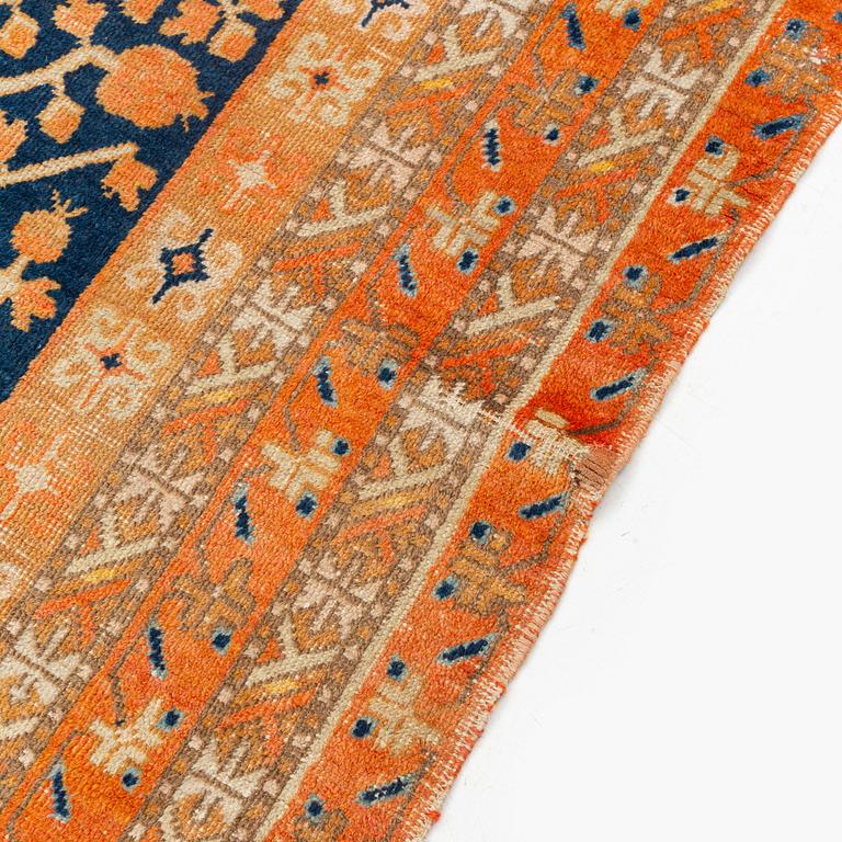 An antique Khotan carpet, Xinjiang area, China, ca 272 x 155 cm.
