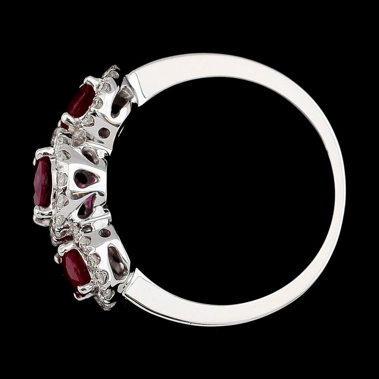 RING, 18 k vitguld, rubiner tot 1.37 ct, briljantslipade diamanter tot 0.45 ct. Vikt 6,3 g.