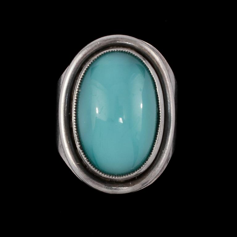RING, sterlingsilver med cabochonslipad grön sten, Herman Siersbol, Danmark, 1900-talets tredje hälft. Vikt 11 g.